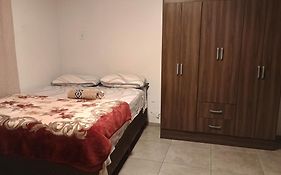 Pousada ideal -casa 3 nos fundos